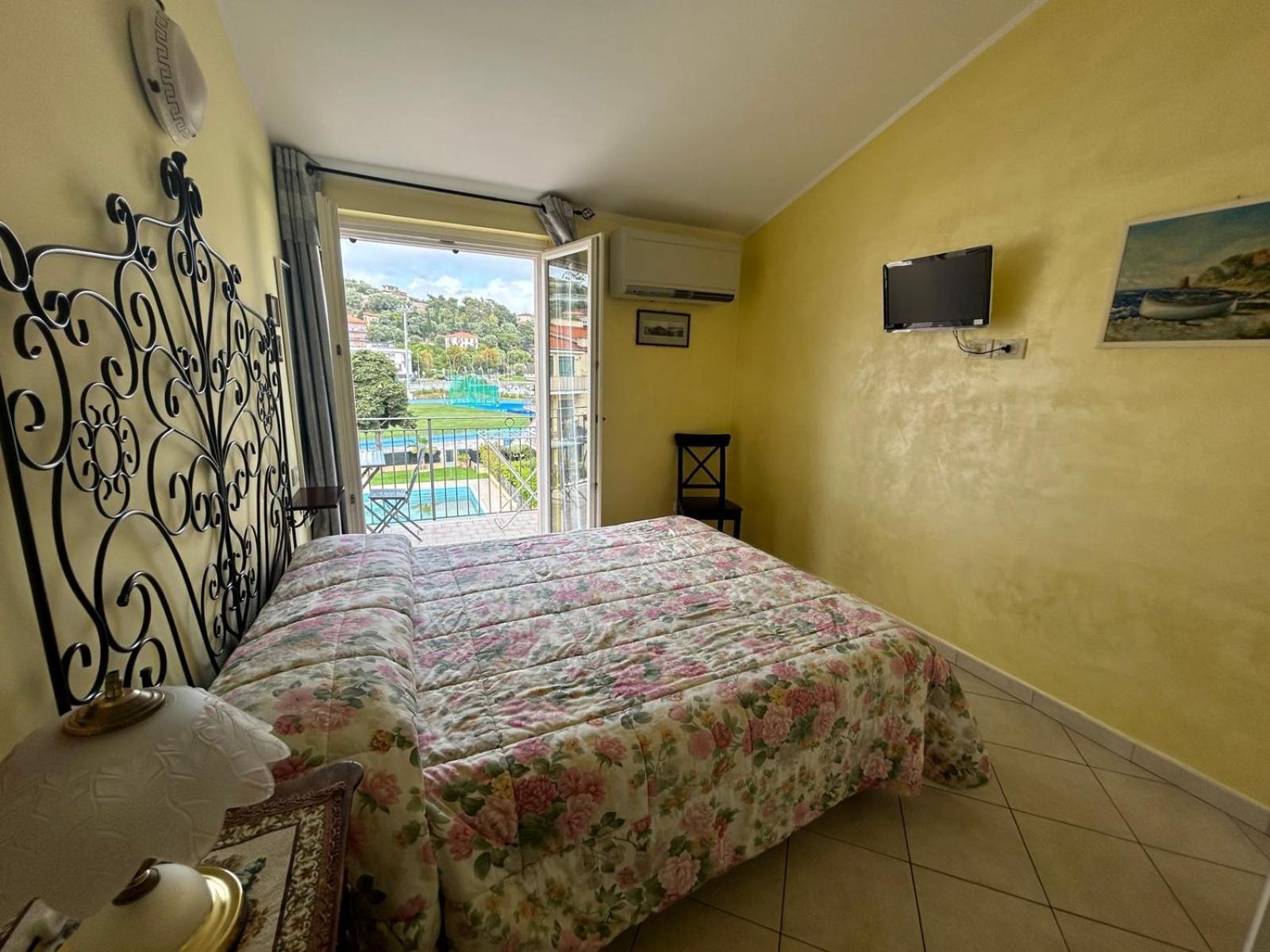 Appartamento Vista Mare Con Piscina Cala Di Sole Imperia Exteriér fotografie
